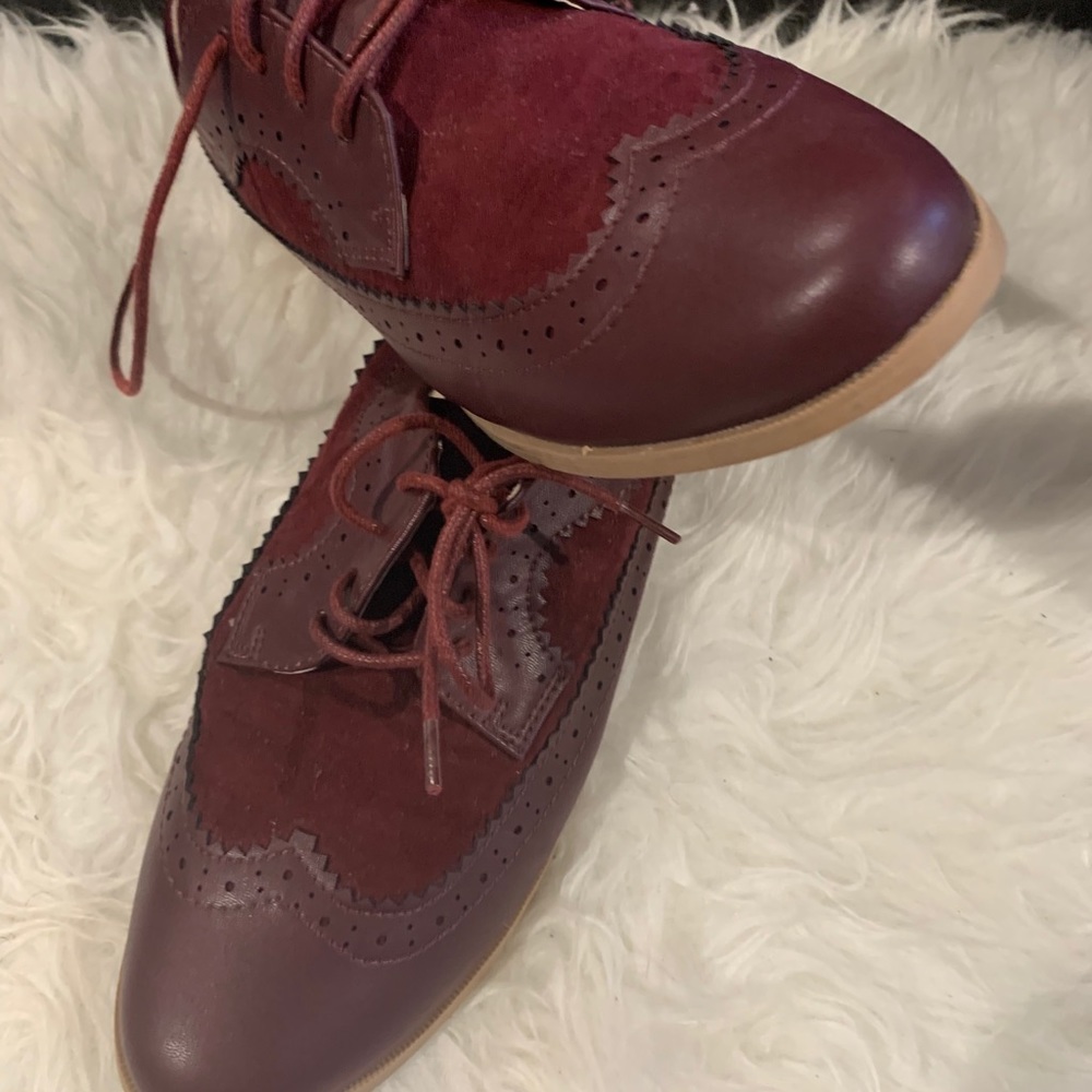 Woman’s size 10 lace up.